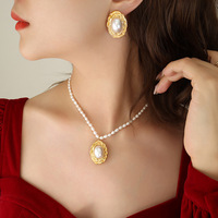 Parure de bijoux tendance en acier inoxydable et or 18 carats avec collier texturé géométrique et boucles d'oreilles en perles ovales pour femme – Idéal pour offrir