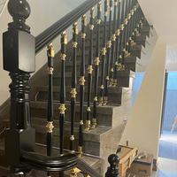 Rampe d'escalier moderne noire et or de qualité supérieure avec design incurvé pour la décoration intérieure de villas de luxe