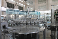 Machine de remplissage d'aérosols entièrement automatique électrique pneumatique pour bouteilles en verre PET, pompe à engrenages haute efficacité pour produits gazeux