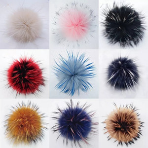 Vente en gros de pompons en fourrure de raton laveur multicolores pour femmes bonnet super large ponpon en fourrure de raton laveur avec bouton pression - Product Image 1