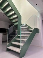 Escalier droit moderne d'intérieur à double poutre latérale avec garde-corps en verre trempé, acier galvanisé, marbre, métal, granit