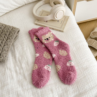 Chaussettes douillettes en polaire corail à motif ours fraise, super douces et chaudes pour l'hiver, idéales pour la maison, pour femmes, vente en gros, personnalisables OEM/ODM