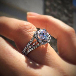 Anello di Diamanti F1469 per Donna, Classico Anello di Fidanzamento con Diamante Naturale Taglio Brillante Rotondo, Stile Halo - Product Image 3