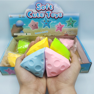 ของเล่นบีบชีสทรงสามเหลี่ยมสร้างสรรค์ บรรเทาความเครียด สำหรับระบายอารมณ์และแกล้งกัน บีบแล้วคืนรูปช้าๆ คลายเครียด - Product Image 1