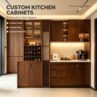Ensemble d'armoires de cuisine modernes et élégantes en contreplaqué de luxe, sur mesure, étanches, avec porte-bouteilles intégré