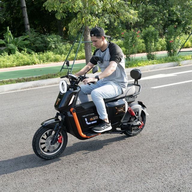 Chinese Factory High-power Electric Scooter Ebike Selling 15AH 60V Delivery Electric City Scooter High Battery Life