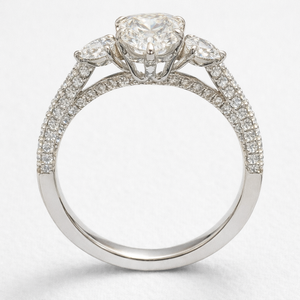 Anillo de platino con diamantes para mujer con sofisticada artesanía y un aspecto elegante para joyería de boda y uso diario. - Product Image 3