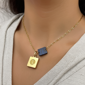 Collar con Colgante Cuadrado de Acero Inoxidable 316L Chapado en Oro PVD con Diseño Sostenible y Resistente - Product Image 3