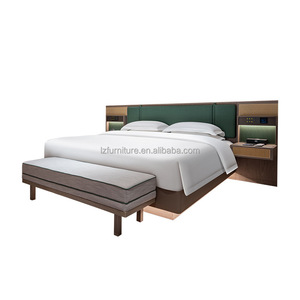Fabricant de meubles pour hôtels 3 étoiles, ensemble de chambre économique, lit plateforme en bois king size avec tête de lit capitonnée et tables de chevet - Product Image 1