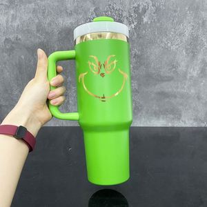 แก้วน้ำเก็บความร้อนสุญญากาศแบบมีฝาปิด ขนาด 40 ออนซ์ สีเขียวด้าน พิมพ์ลายได้ตามสั่ง ผลิตในอเมริกา พร้อมเคลือบสีทองด้านล่าง เหมาะสำหรับงานคริสต์มาส ใช้สำหรับกาแฟหรือเครื่องดื่มอื่นๆ สามารถพิมพ์ลายด้วยเลเซอร์ได้ - Product Image 4