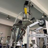 Machine d'emballage automatique pour sachets à trois soudures avec alimentation par aspiration et pince de tirage pour granulés, noix et miettes