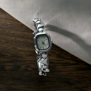 นาฬิกาข้อมือผู้หญิงสไตล์เมทัลลิก หน้าปัดทรงแปดเหลี่ยมแบบไม่สมมาตร ดีไซน์วินเทจ สายแบบกำไล - Product Image 3