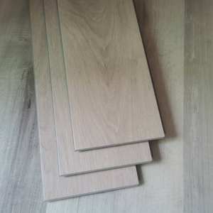 Suelo SPC de núcleo rígido, compuesto de piedra y plástico, resistente al agua, diseño moderno y liso, resistente al desgaste, con diseño gráfico. - Product Image 5