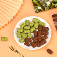 Op maat gemaakte mini-suikergoedjes van katoensuiker, sinaasappelsmaak, knapperig, met melkchocolade en jamvulling, marshmallow.