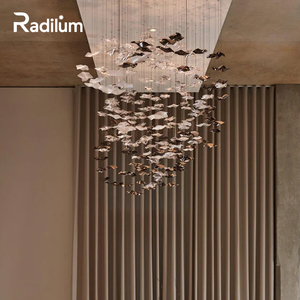 Lampadario in vetro di arte di marea, a cascata pezzo di nuvola con petali di vetro sospeso e accenti d'oro, dichiarazione di illuminazione per foyer - Product Image 1