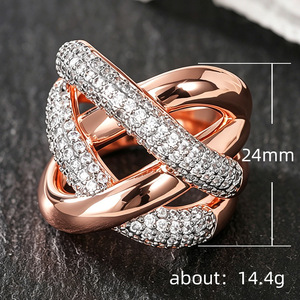 Anello Chunky Intrecciato con Zirconi per Donne, Gioiello da Dito Elegante per Feste - Product Image 4