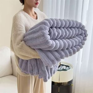Couverture en flanelle épaisse et moelleuse à rayures, très populaire - Product Image 1