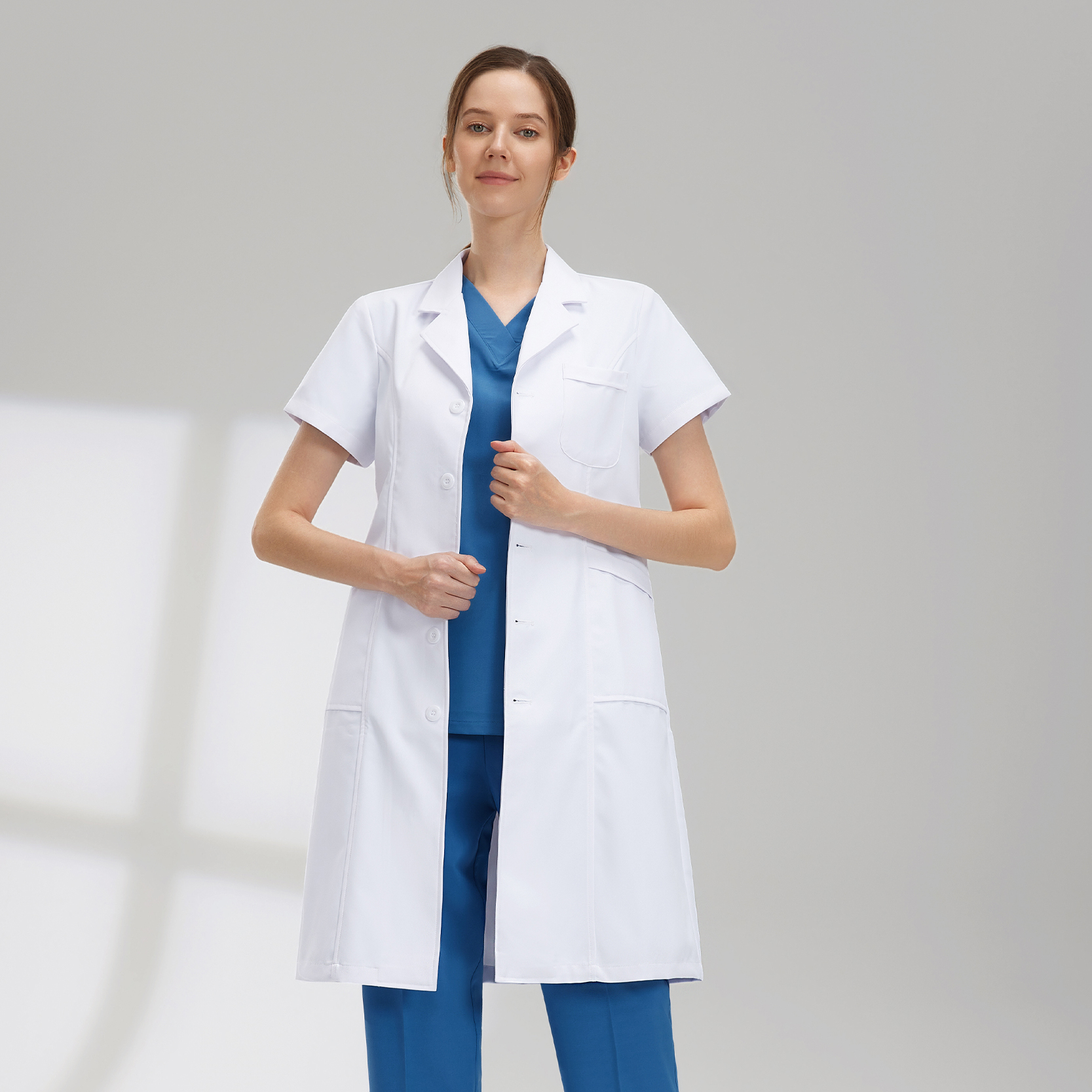 White short-sleeved shirt - female