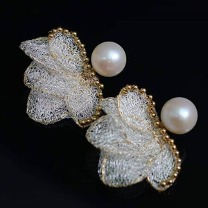 Pendientes Florales SGARIT Hechos a Mano en Oro de 14K, Diseño Italiano con Encaje Metálico, Perlas Naturales de Agua Dulce, Pendientes Colgantes con Flores en Capas - Product Image 1