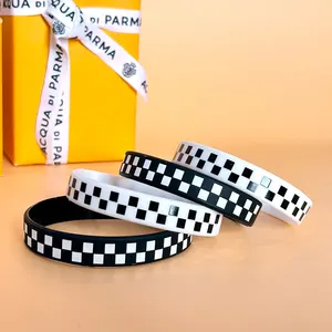 Rennsilikon-Armbänder schwarz und weiß karierte Silikon-Armbänder Renngummi-Armbänder Rennwagen Party-Armbänder