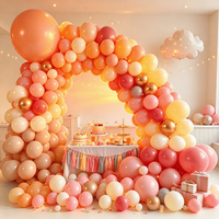 Guirlande d'arche de ballons personnalisée orange, or et rose pour fête d'anniversaire par Balloon Factory, comprenant des ballons de 5 à 36 pouces.