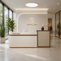 Bureau de réception personnalisé en surface solide, poste individuel incurvé avec accents en bois et en rotin pour salon de beauté