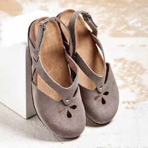 Sandalias Retro Elegantes de Corcho con Punta Cerrada para Mujer, Sandalias Planas de Ante Sintético con Flores Caladas y Hebilla en el Tobillo, Estilo Bailarina - Product Image 3