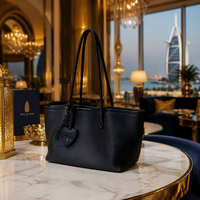 Sac à bandoulière en cuir de vachette pleine fleur, style luxe discret, design intemporel ouvert pour l'été, pour femme, collection boutique européenne