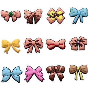 Breloque florale en PVC souple pour sabot, motif croco, avec boucle décorative pour chaussures - Product Image 2