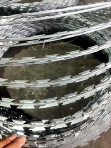 <span class=keywords><strong>ลวดหนาม</strong></span>ม้วนเหล็กชุบสังกะสีคุณภาพดีราคาโรงงาน สำหรับ<span class=keywords><strong>รั้ว</strong></span>รักษาความปลอดภัย - Product Image 4