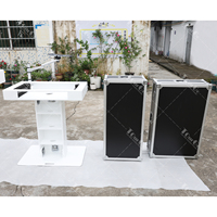 Soporte de podio de cabina de torre de control de DJ con acabado blanco con fundas de carretera