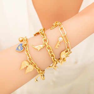 กำไลข้อมือแฟชั่นสำหรับผู้หญิงจี้รูปโบว์ปีกชุบทองจากยีวู - Product Image 1