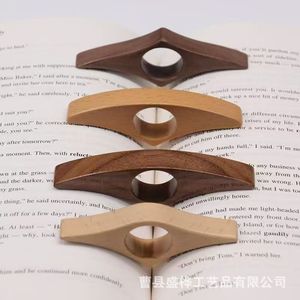 Prensa para libros de madera maciza, marcapáginas de madera reutilizable en forma de abanico para leer libros - Product Image 1