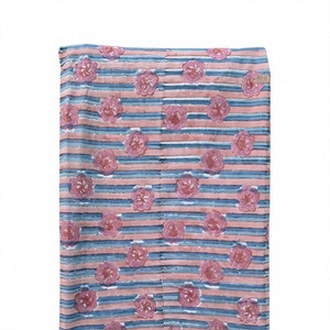 Tissu en coton imprimé à la main de qualité supérieure rose et bleu avec des rayures florales pour les kurtis et les robes - Product Image 1