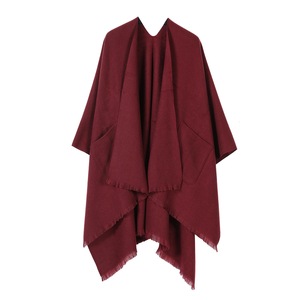 Poncho de bolsillo para mujer de punto plisado étnico tradicional de invierno con patrón y tela personalizados proveedor de <span class=keywords><strong>ropa</strong></span> en línea - Product Image 4