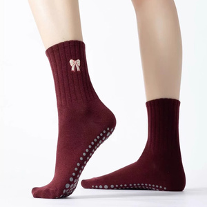 Chaussettes de Pilates antidérapantes pour femme, haute qualité, avec nœud côtelé, en Spandex et coton, pour jeunes, thèmes personnalisés vin et cerises, logo sous le pied - Product Image 2