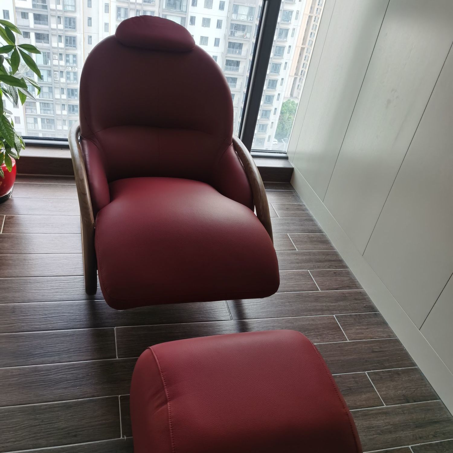Sillón Individual de Madera de Ficus Glutinosa Roja de Angola y Cuero Napa con Reposapiés