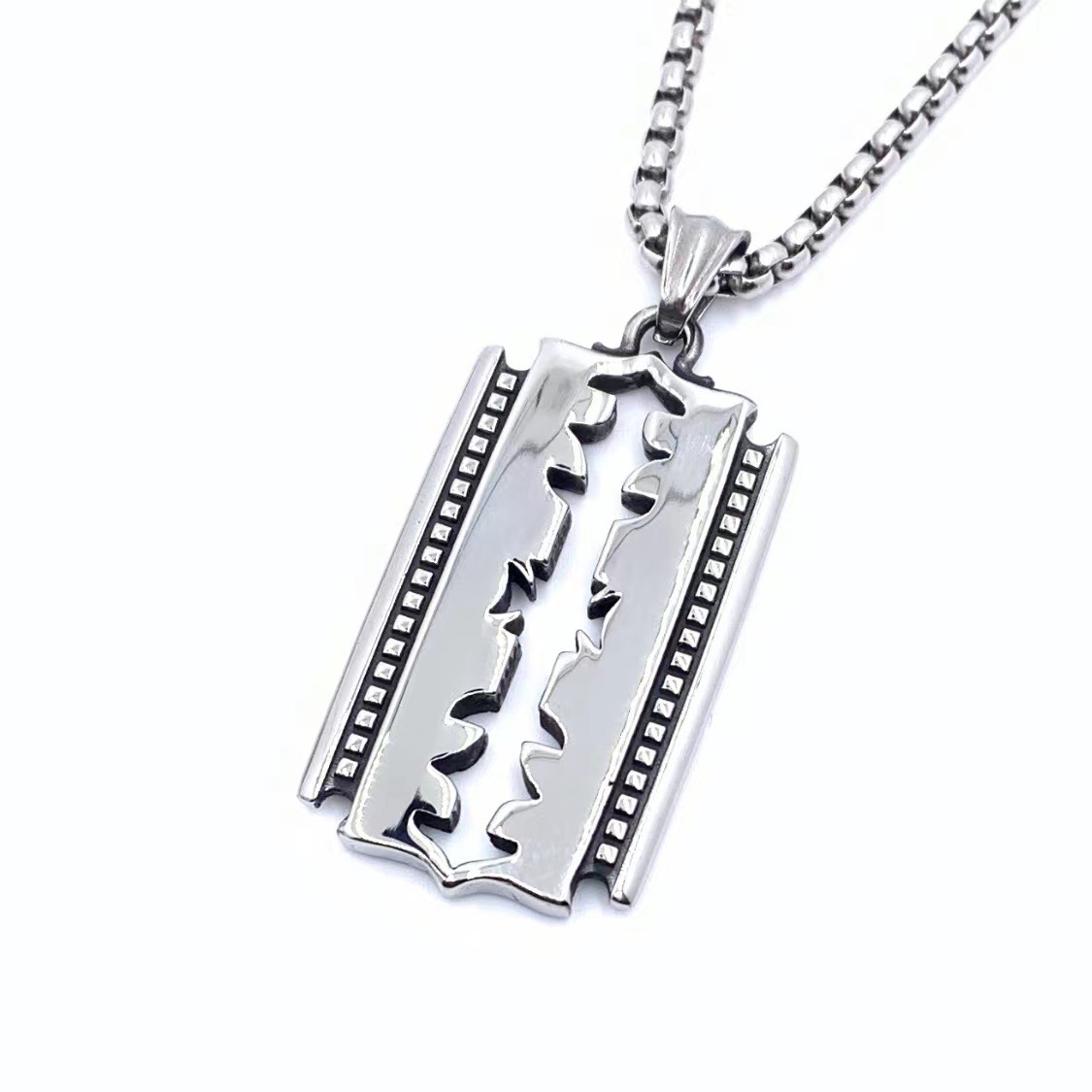 Pendentif avec une chaîne de 70 cm de long