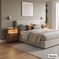 Table de chevet moderne du milieu du siècle en noyer avec station de charge, lampe LED et portes de grange cannelées, table de nuit en bois pour chambre à coucher