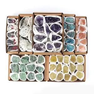 Grosir batu kasar kristal alami berbagai warna kerajinan spesimen bijih populer Koleksi Sains ornamen batu energi mengajar