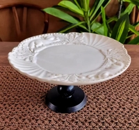 Plateau à thé de l'après-midi en céramique à motif végétal gaufré vintage avec pieds en bois hauts, pour servir des desserts et des collations exquis
