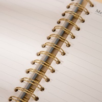 Carnet de notes spirale personnalisable en cuir PU avec anneaux dorés, motif chevron matelassé et sangle élastique