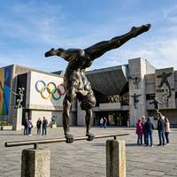 Sculpture de gymnaste en bronze de style antique grandeur nature pour parc sportif extérieur, barres parallèles en bronze, statue en bronze