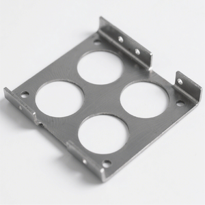 Piezas de <span class=keywords><strong>metal</strong></span> pequeñas personalizadas con acero al carbono sin recubrimiento Estampado en frío Doblado Perforación Fabricación de chapa metálica - Product Image 2