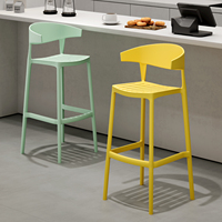 Chaise de patio moderne en plastique PP d'extérieur empilable légère et portable avec dossier incurvé pour hôtel, jardin, restaurant, café