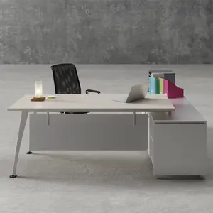 फैक्ट्री के आधुनिक शैली के कार्यालय प्रबंधक की मेज, निदेशक की मेज, स्टील के पैर और स्टील के बैफल में 10 साल का अनुभव