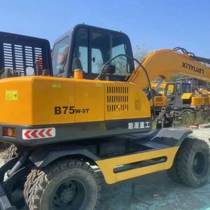 Excavatrice sur pneus d'occasion XINYUAN B75w-9t 7,5t modèle 2022, certifiée CE, moteur Isuzu, capacité de godet de 0,6 m³, fabriquée en Chine pour le terrassement - Product Image 1