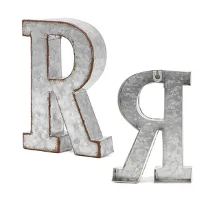 独特的乡村复古西方和工业风格镀锌金属字母3D字母R，用于悬挂或独立式