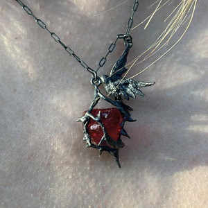 Collier pendentif créatif en résine, motif cage de corbeau tridimensionnelle, en forme de corbeau évidé en pierre rouge foncé, avec chaîne à maillons, personnalisé et de style rétro - Product Image 4