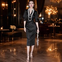 Robe midi en satin noir pour femme, col en V profond, manches trois quarts, taille drapée, plissée, style fourreau, pour soirée, OEM ODM, directement de l'usine